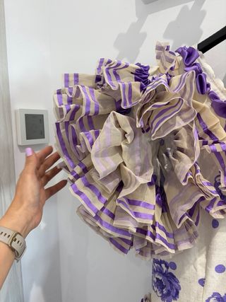 Traje de flamenca beige y morado