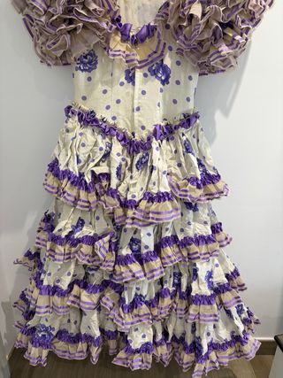 Traje de flamenca beige y morado