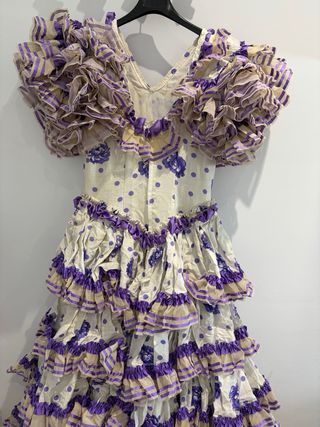 Traje de flamenca beige y morado