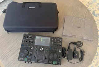 Denon DJ Prime Go con funda y accesorios