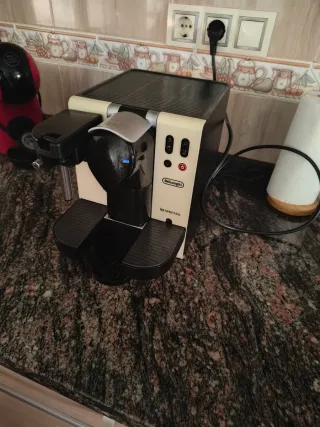 Cafetera DeLonghi Nespresso Beige