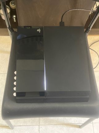 PlayStation 4 con 1 mando.
