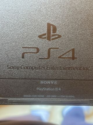 PlayStation 4 con 1 mando.