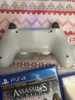 PlayStation 4 con 1 mando.