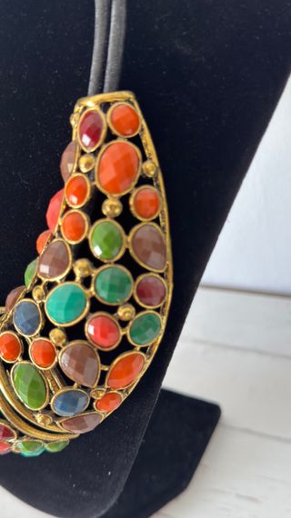 Collar llamativo con piedras multicolor