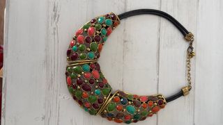Collar llamativo con piedras multicolor