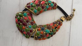 Collar llamativo con piedras multicolor