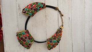 Collar llamativo con piedras multicolor