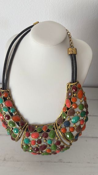 Collar llamativo con piedras multicolor