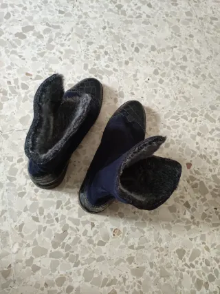 Botas negras y grises con pelo