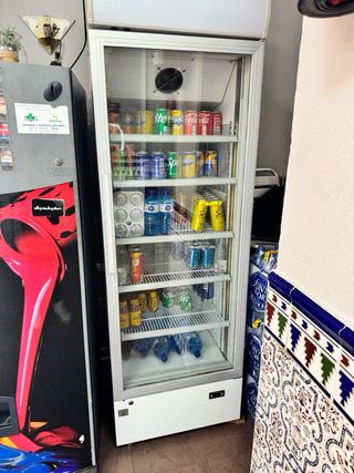 Nevera expositora de bebidas