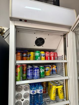 Nevera expositora de bebidas