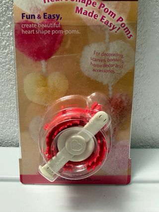 Aparato para hacer pompones en forma de corazón