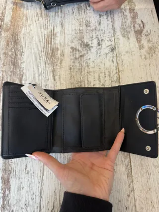 Cartera Guess Charol Negra