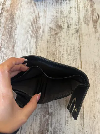 Cartera Guess Charol Negra