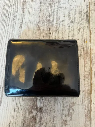Cartera Guess Charol Negra