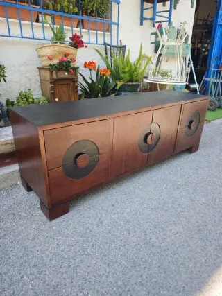 Aparador estilo mid-century moderno negro y nogal