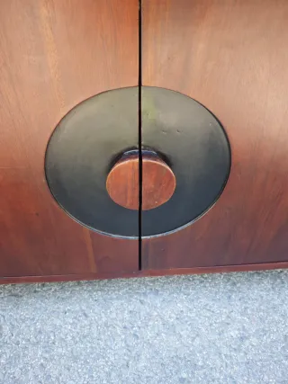 Aparador estilo mid-century moderno negro y nogal