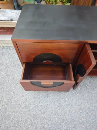 Aparador estilo mid-century moderno negro y nogal