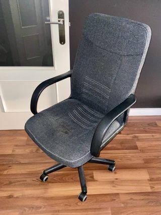 Silla de oficina ergonómica gris