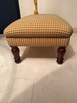 Puf tapizado clásico patas madera