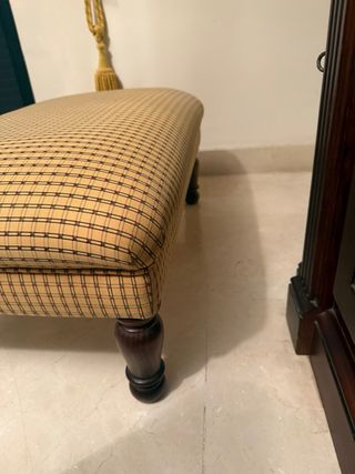 Puf tapizado clásico patas madera