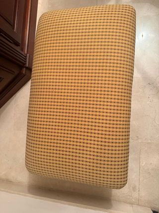Puf tapizado clásico patas madera