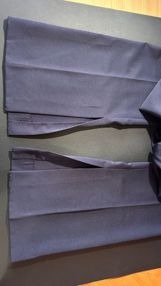 Pantaloni eleganti blu con spacco