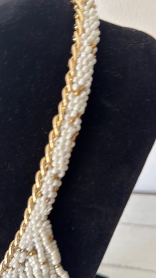 Collar de cuentas blanco y dorado