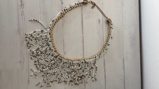 Collar de cuentas blanco y dorado