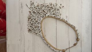 Collar de cuentas blanco y dorado