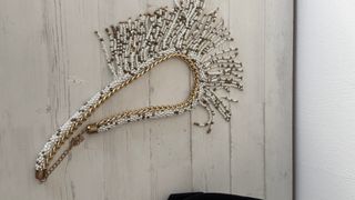 Collar de cuentas blanco y dorado