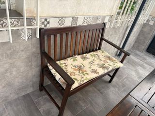 Mesa y sillas de jardín de madera