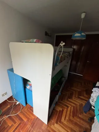 Litera infantil con escaleras y almacenaje