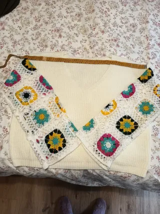 Jersey blanco con mangas crochet