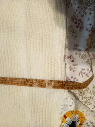 Jersey blanco con mangas crochet