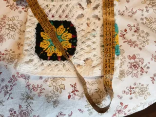 Jersey blanco con mangas crochet