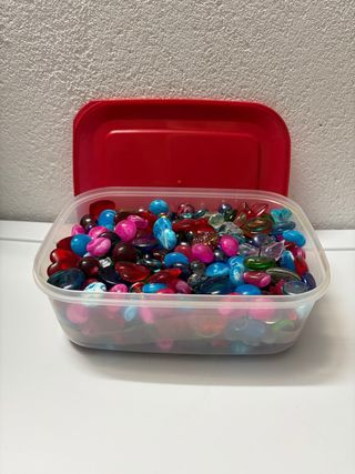 Caja con piedras decorativas