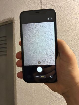 iPhone 11 64GB + Caja + 2 Fundas + Cargador