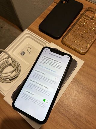 iPhone 11 64GB + Caja + 2 Fundas + Cargador