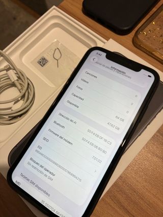 iPhone 11 64GB + Caja + 2 Fundas + Cargador