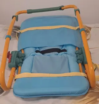 Mecedora para bebé azul con pelícano