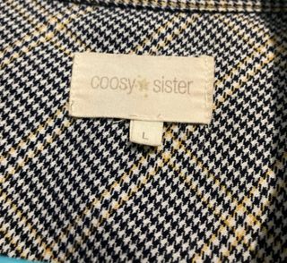 Camisa de cuadros negro y blanco con raya amarilla