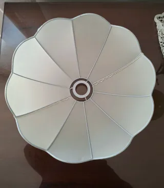 Paralume bianco con bordo ondulato
