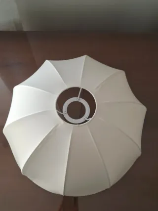 Paralume bianco con bordo ondulato