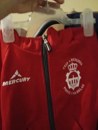 Sudadera infantil roja con cremallera