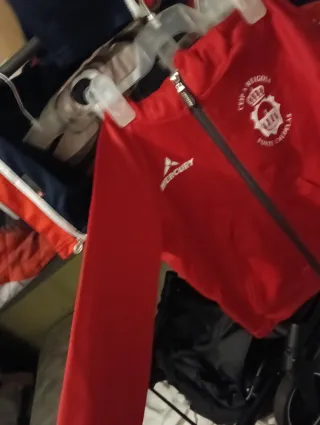 Sudadera infantil roja con cremallera