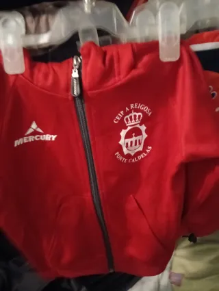 Sudadera infantil roja con cremallera