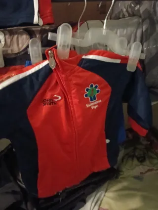 Sudadera infantil roja con cremallera