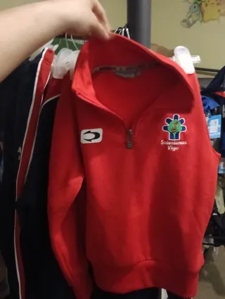 Sudadera infantil roja con cremallera